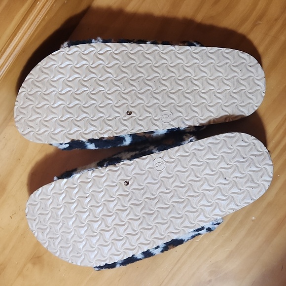 Fuzzy Leopard Birkenstock Wannabes 🖤 - Picture 3 of 10